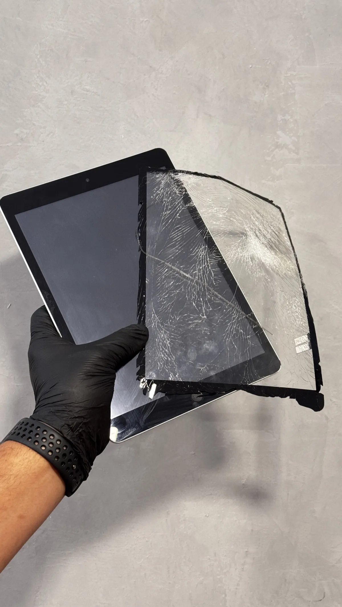 iPad com tela trincada sendo reparado